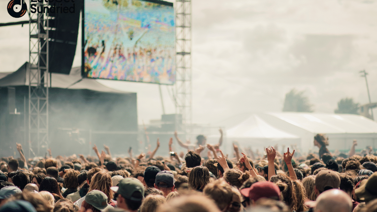 Kerumunan penonton menikmati pertunjukan di festival musik. Mendapatkan berita musik festival terbaru penting untuk mengikuti acara seperti ini.