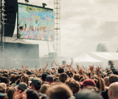 Kerumunan penonton menikmati pertunjukan di festival musik. Mendapatkan berita musik festival terbaru penting untuk mengikuti acara seperti ini.