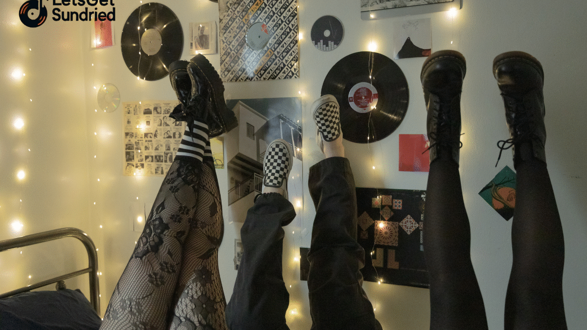"Koleksi piringan hitam dan alat pemutar musik merepresentasikan genre musik indie dan pengalaman mendengarkan yang otentik."