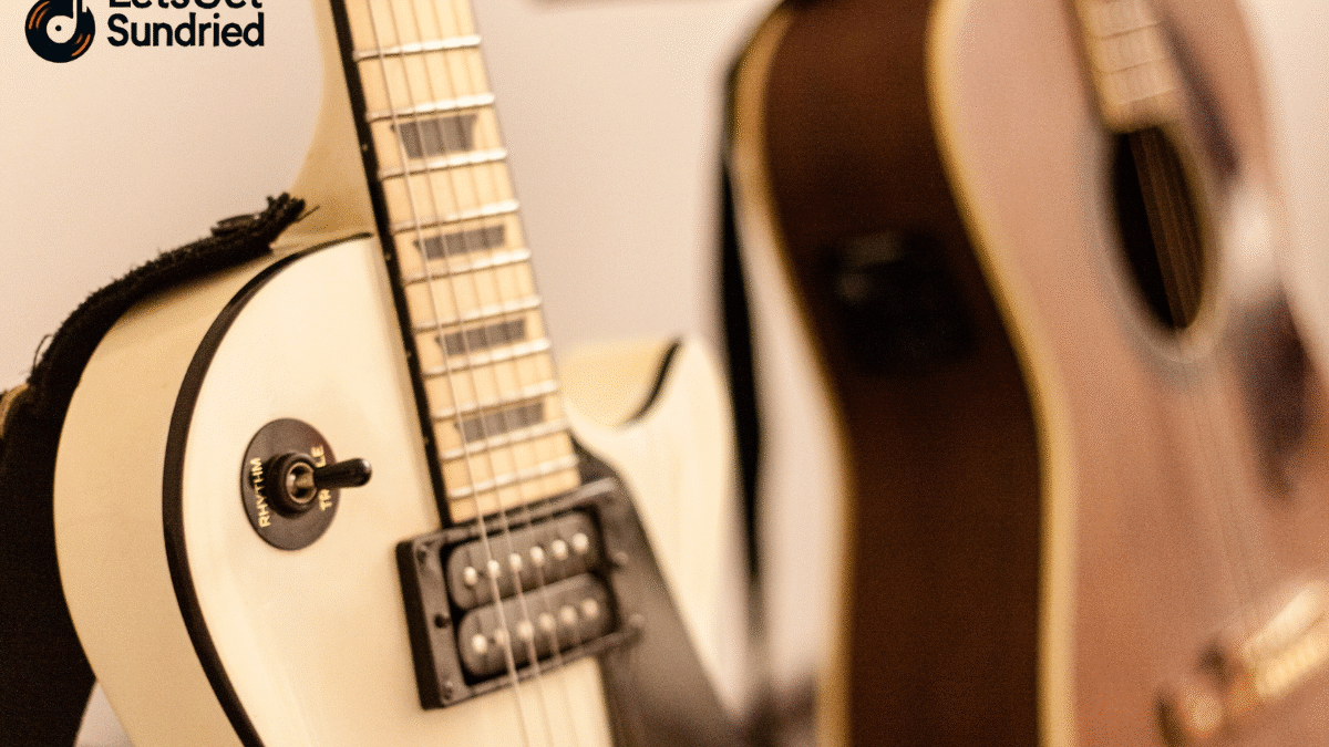 Perbandingan detail antara gitar akustik vs klasik yang diletakkan berdampingan untuk pemula.