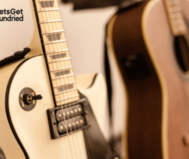 Perbandingan detail antara gitar akustik vs klasik yang diletakkan berdampingan untuk pemula.