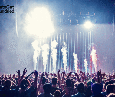 Suasana panggung konser EDM yang meriah dengan DJ dan kerumunan penonton. Ini membantu Anda mengenali genre EDM dari atmosfernya.