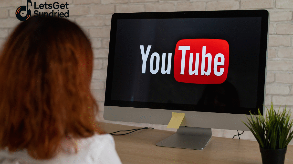 Seorang musisi mengoptimalkan video musiknya di platform YouTube untuk meningkatkan jangkauan.