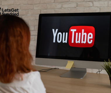 Seorang musisi mengoptimalkan video musiknya di platform YouTube untuk meningkatkan jangkauan.