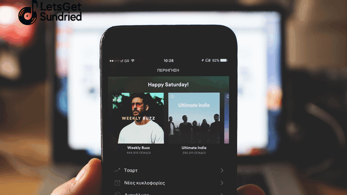 Smartphone memutar playlist chill dengan antarmuka aplikasi musik