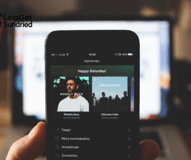 Smartphone memutar playlist chill dengan antarmuka aplikasi musik