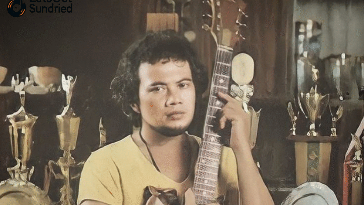 Seorang penyanyi dangdut koplo sedang bersemangat di atas panggung dengan mikrofon di tangan, merepresentasikan daya tarik dan energi dari rahasia lagu dangdut koplo.