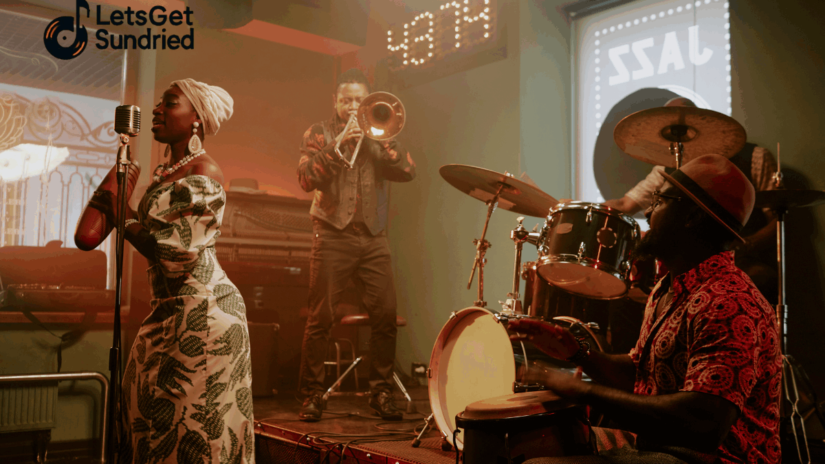 Band jazz akustik tampil di kafe remang, saksofon berpadu piano menciptakan nuansa hangat