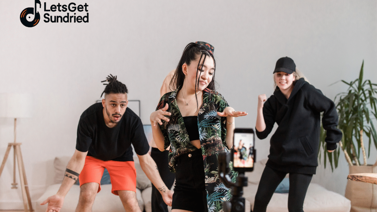 Seorang kreator menari mengikuti lagu viral TikTok 2025 di studio konten kreatif.
