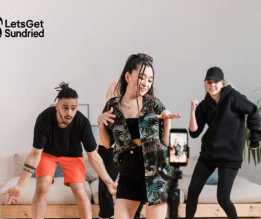 Seorang kreator menari mengikuti lagu viral TikTok 2025 di studio konten kreatif.
