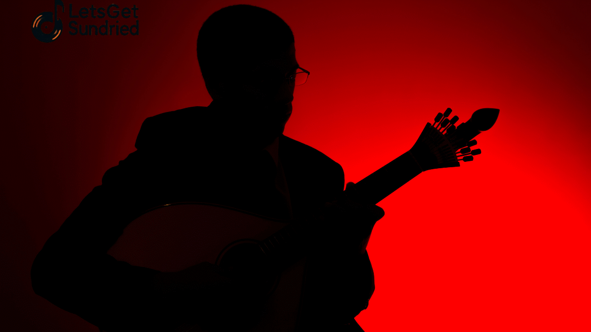 Siluet musisi baru Indonesia sedang memainkan gitar di atas panggung dengan latar merah.