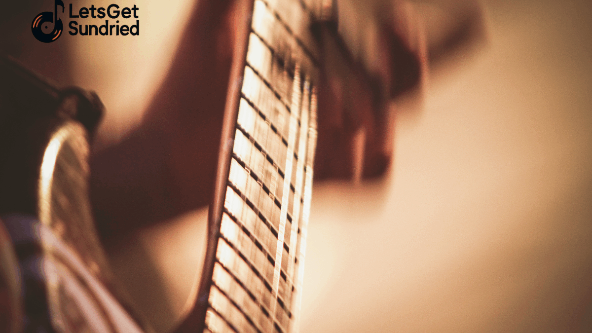 Close-up musisi solo digital memainkan gitar akustik saat rekaman rumah