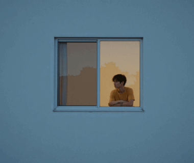 Ilustrasi minimalis seorang remaja bersandar di jendela saat senja, menggambarkan makna lagu About You