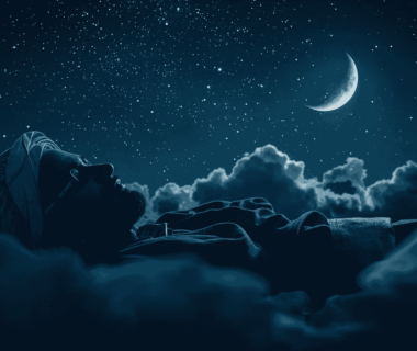 Pria duduk sendiri di tempat tidur sambil memegang ponsel, suasana kamar yang temaram dan emosional.