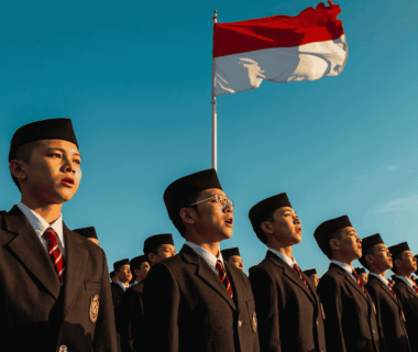 Siswa menyanyikan lirik lagu Indonesia Raya saat upacara bendera