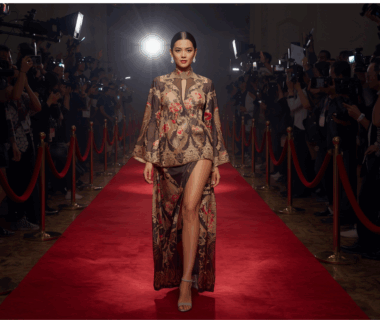 Artis Indonesia di red carpet memakai kebaya modern batik