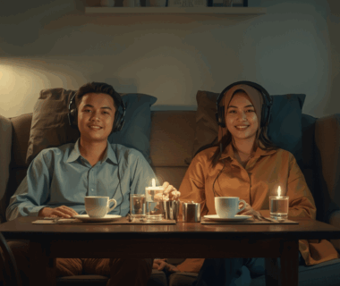 Orang duduk santai dengan headphone menikmati musik relaksasi
