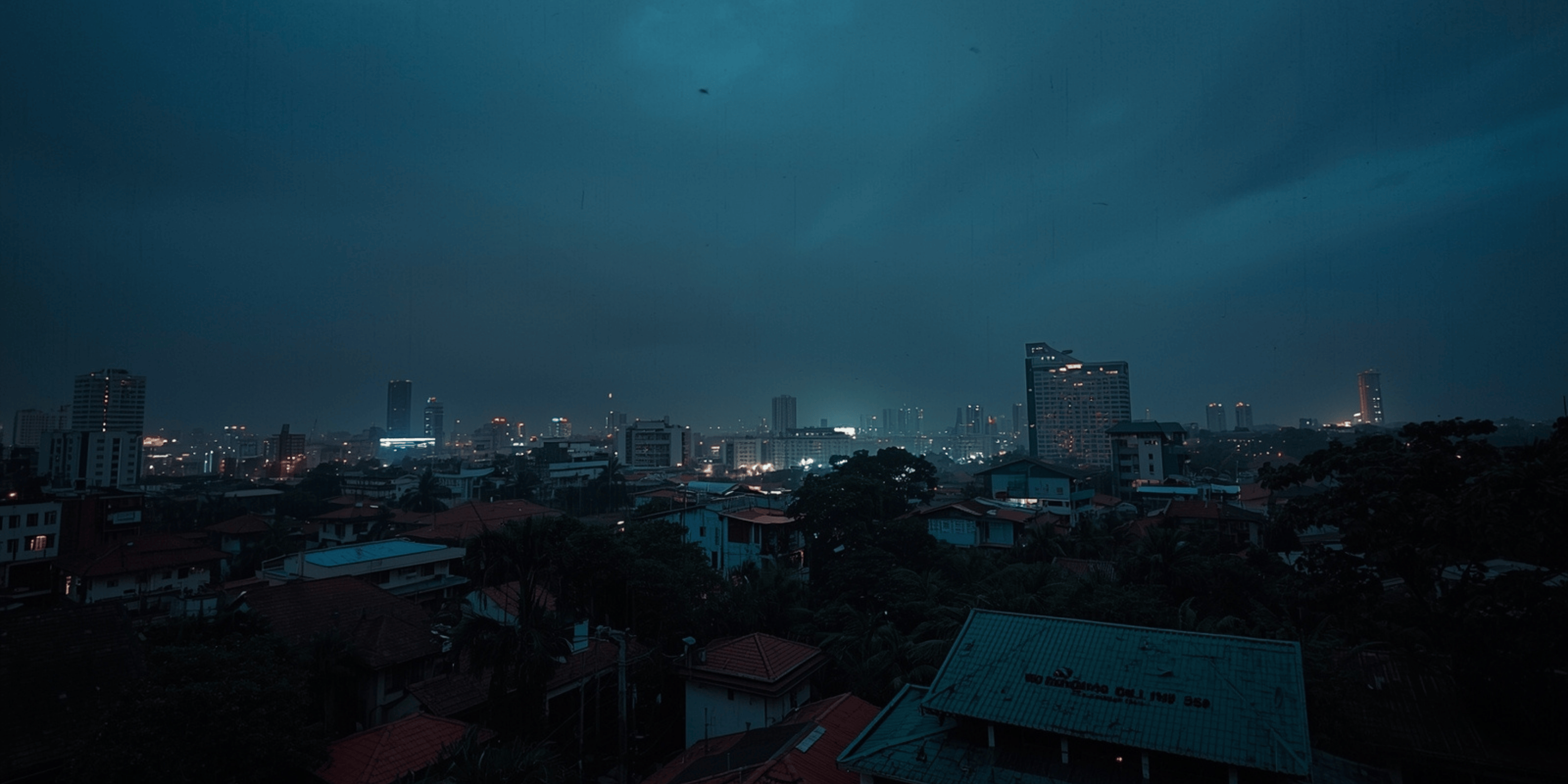 Hujan di luar jendela dengan cahaya lampu kota menggambarkan suasana melankolis dalam lagu Sial Mahalini.