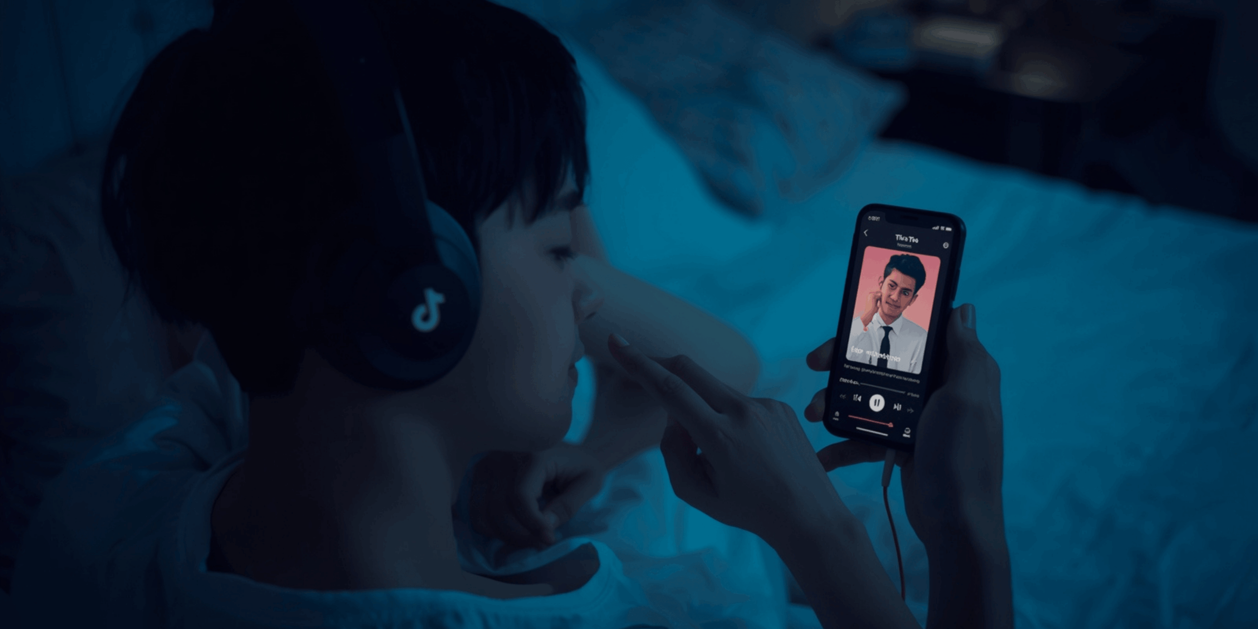 Remaja mendengarkan lagu pop viral TikTok sambil menikmati suasana santai di kamar.