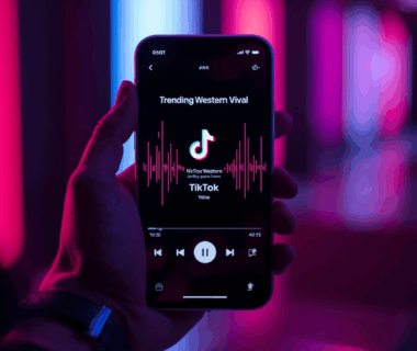 Tampilan smartphone sedang memutar lagu Barat viral di TikTok.